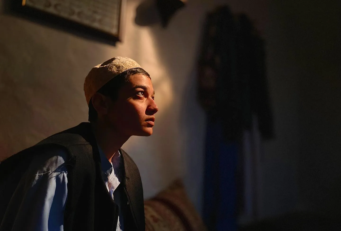 Mardin'de bir film setinden, taş duvarlı odada ışığa bakan oyuncu