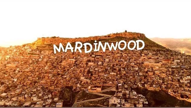Mardin'in havadan görünümü, tepede Mardinwood yazısı